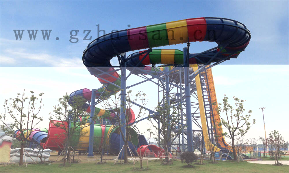 丰富的水上游乐设施随处可见